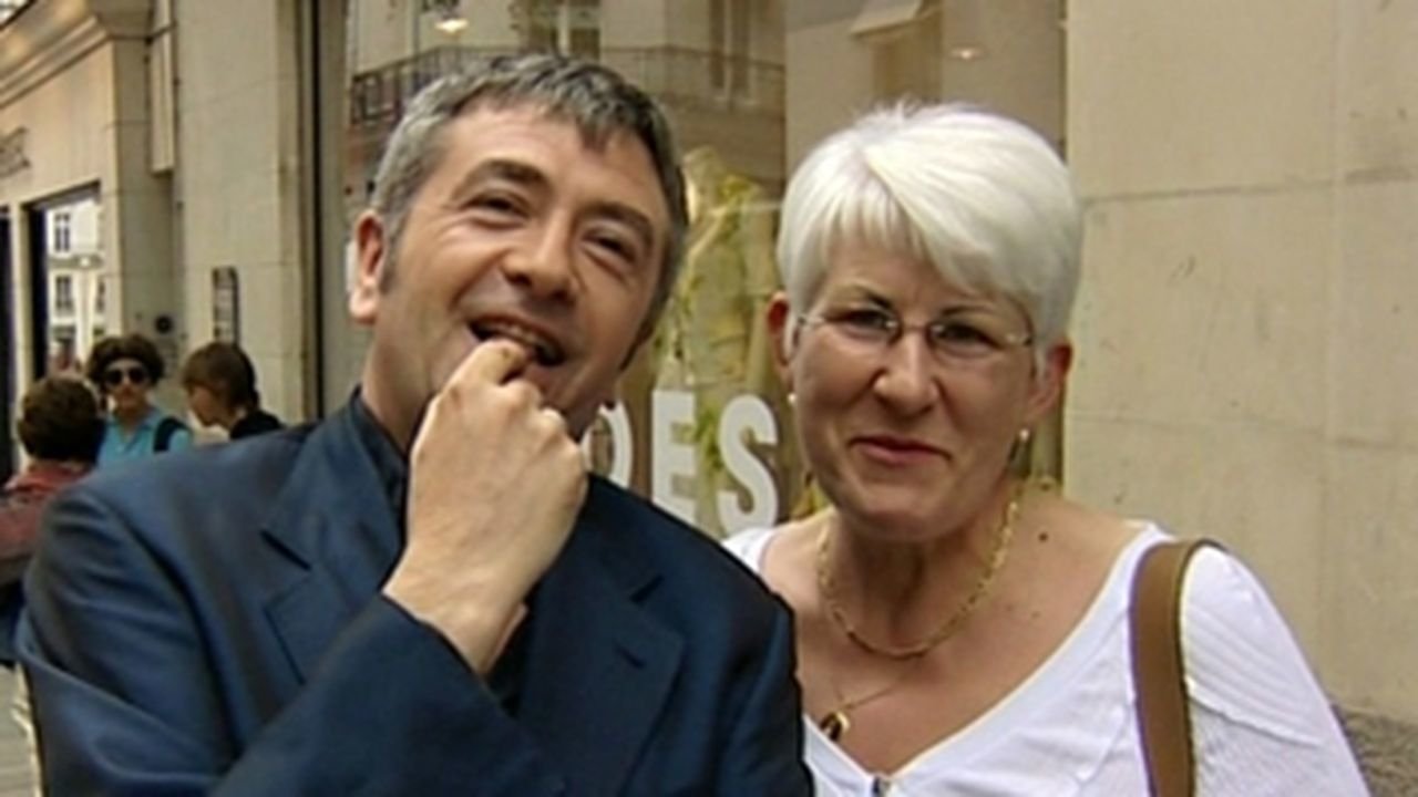 Lafesse : Lafesse refait le trottoir backdrop