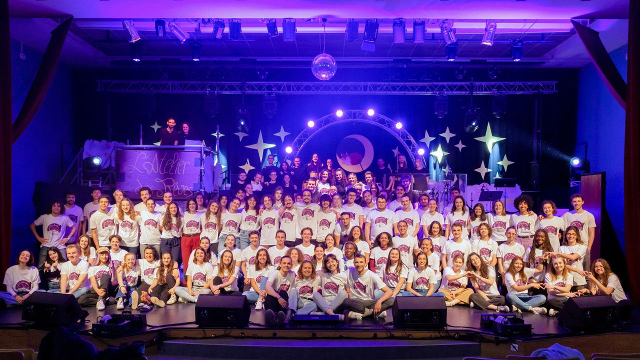 Les Enfoiros, L'atelier des rêves backdrop