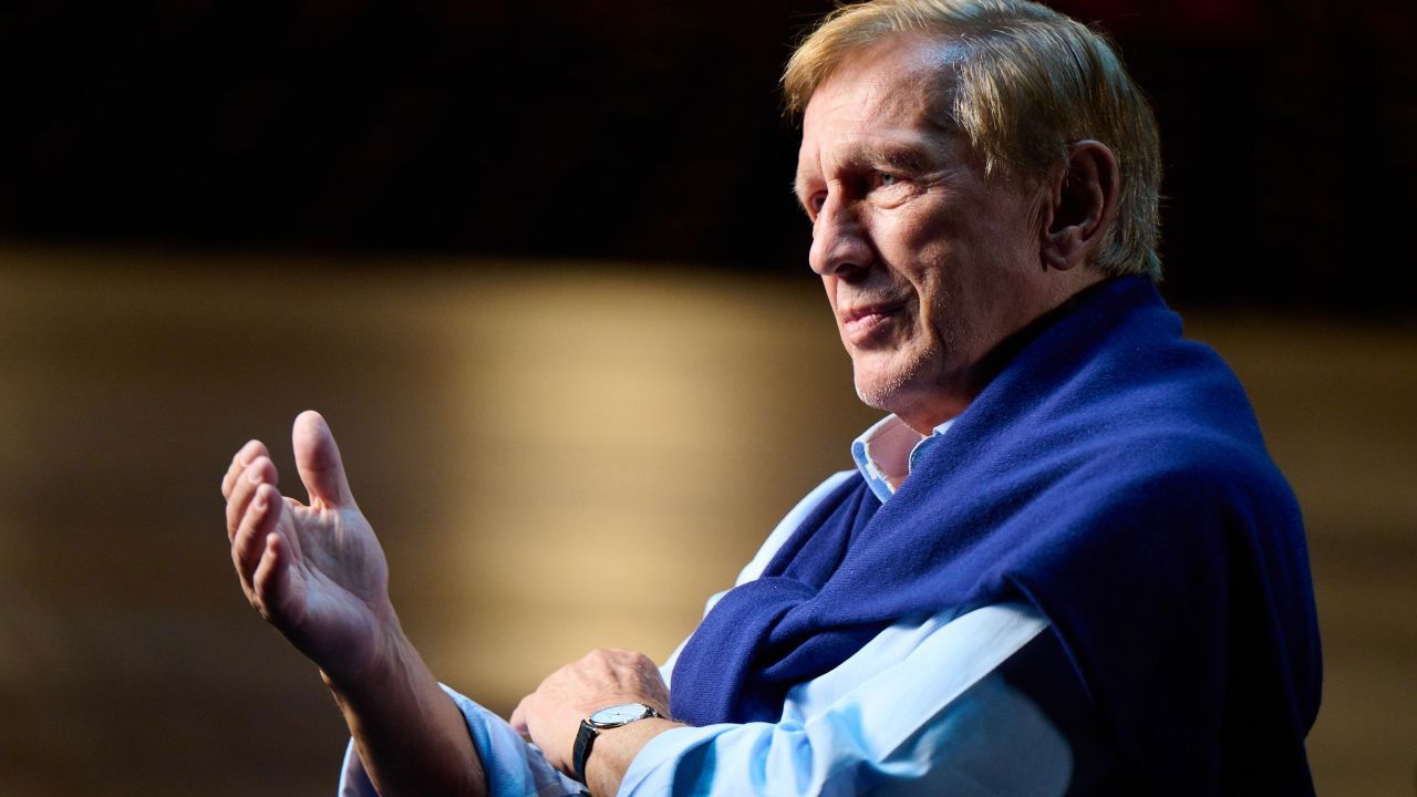 Jan Englert. Spróbuję jeszcze raz pofrunąć backdrop