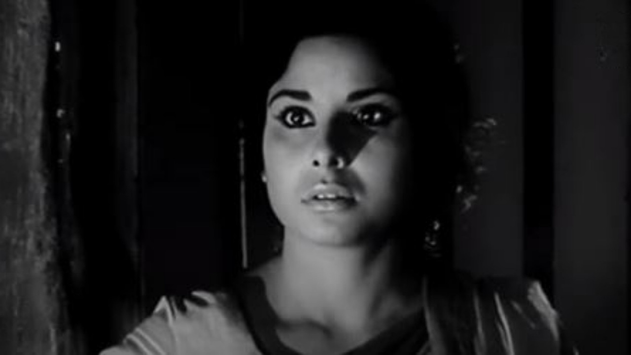 Thana Theke Aschi backdrop