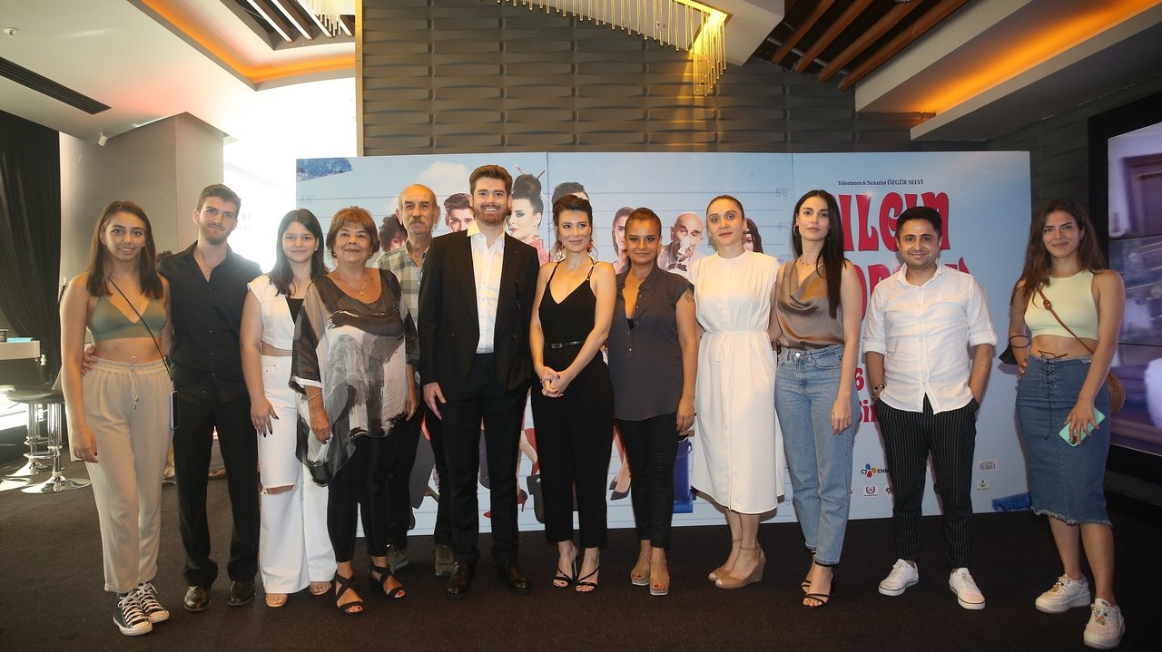 Çılgın Ortak backdrop