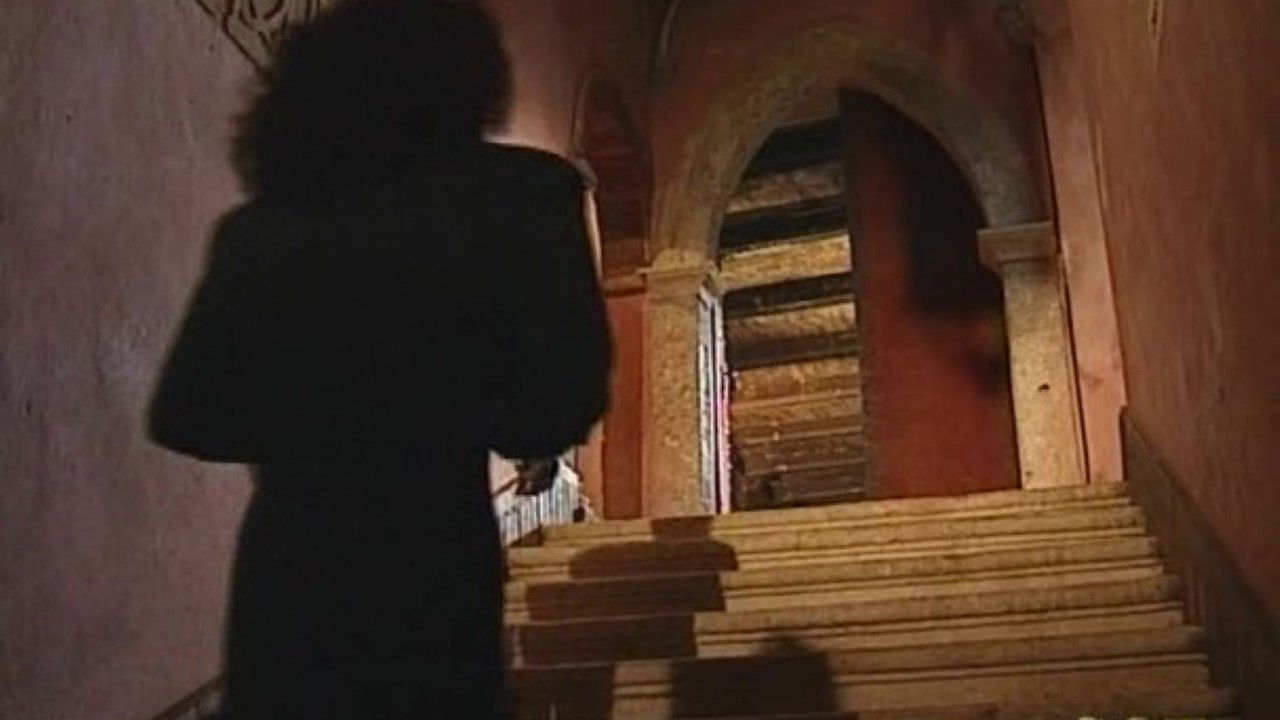 Confessioni erotiche di una moglie infedele backdrop