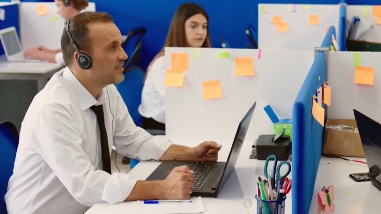 Her Şey Dahil backdrop