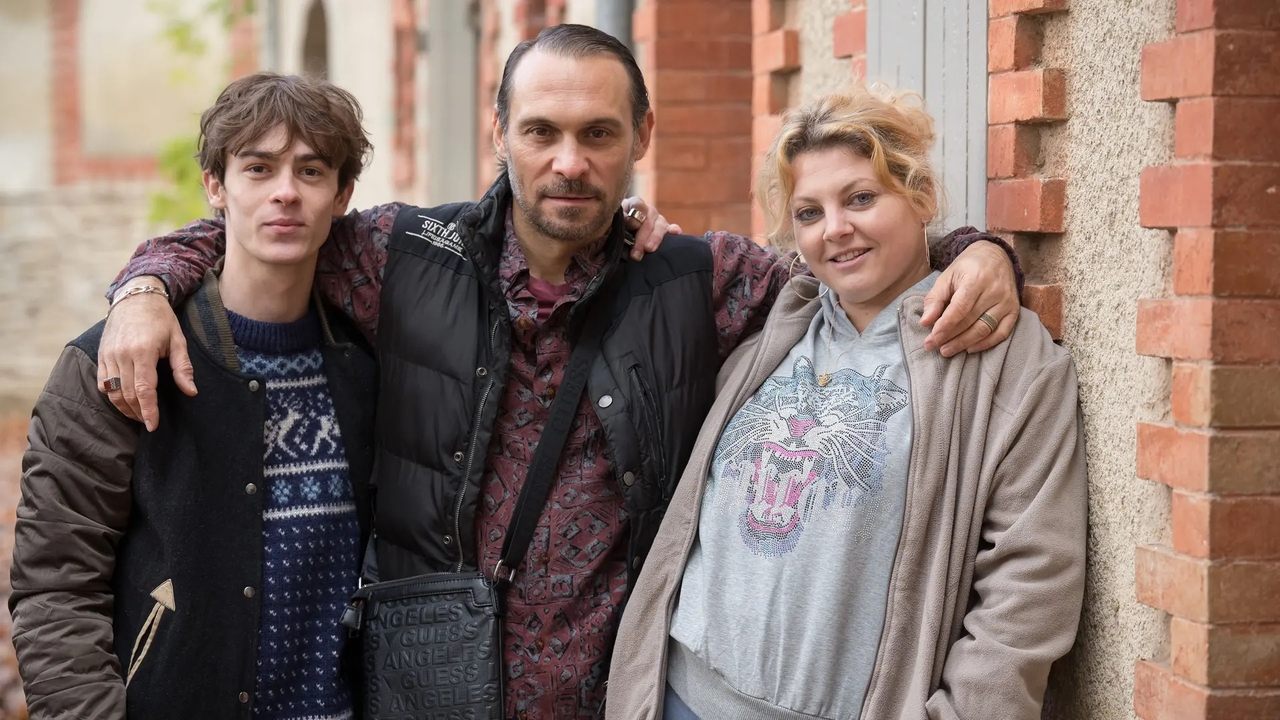 Les Malvenus backdrop