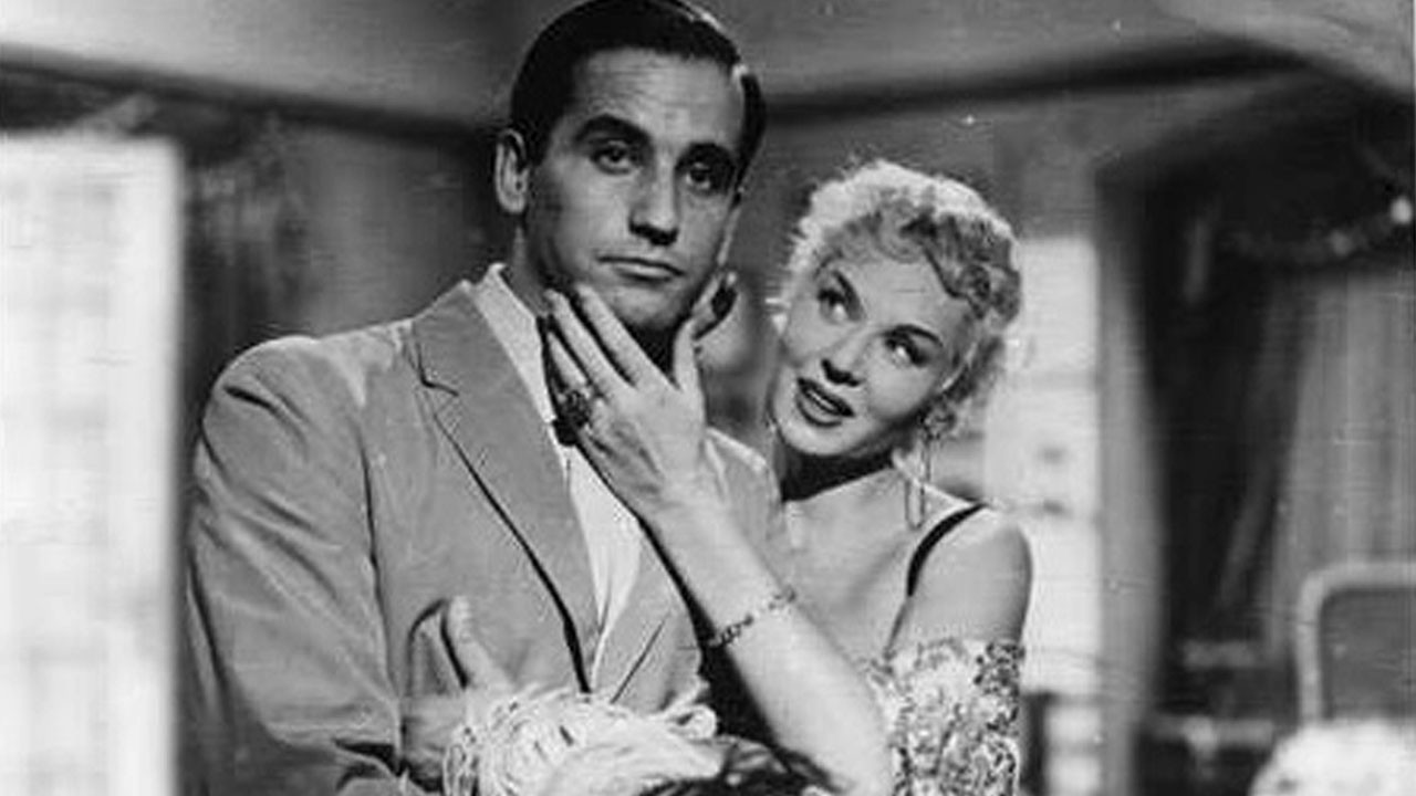 La mujer desnuda backdrop