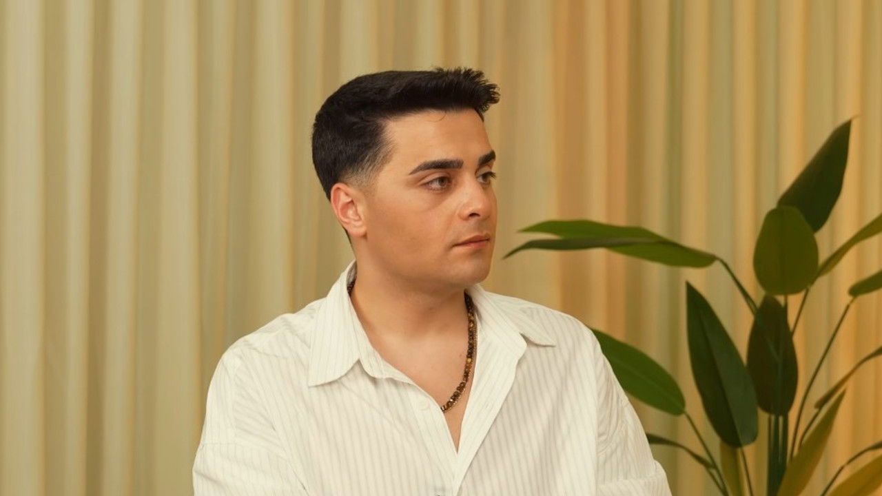 Bir Kitap Oldu backdrop