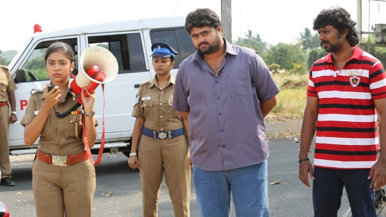 Ivan Yaarendru Therigiratha backdrop