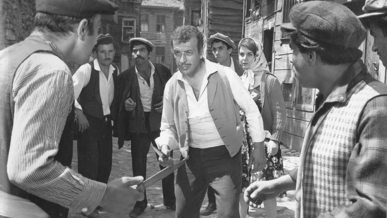 Karakolda Ayna Var backdrop