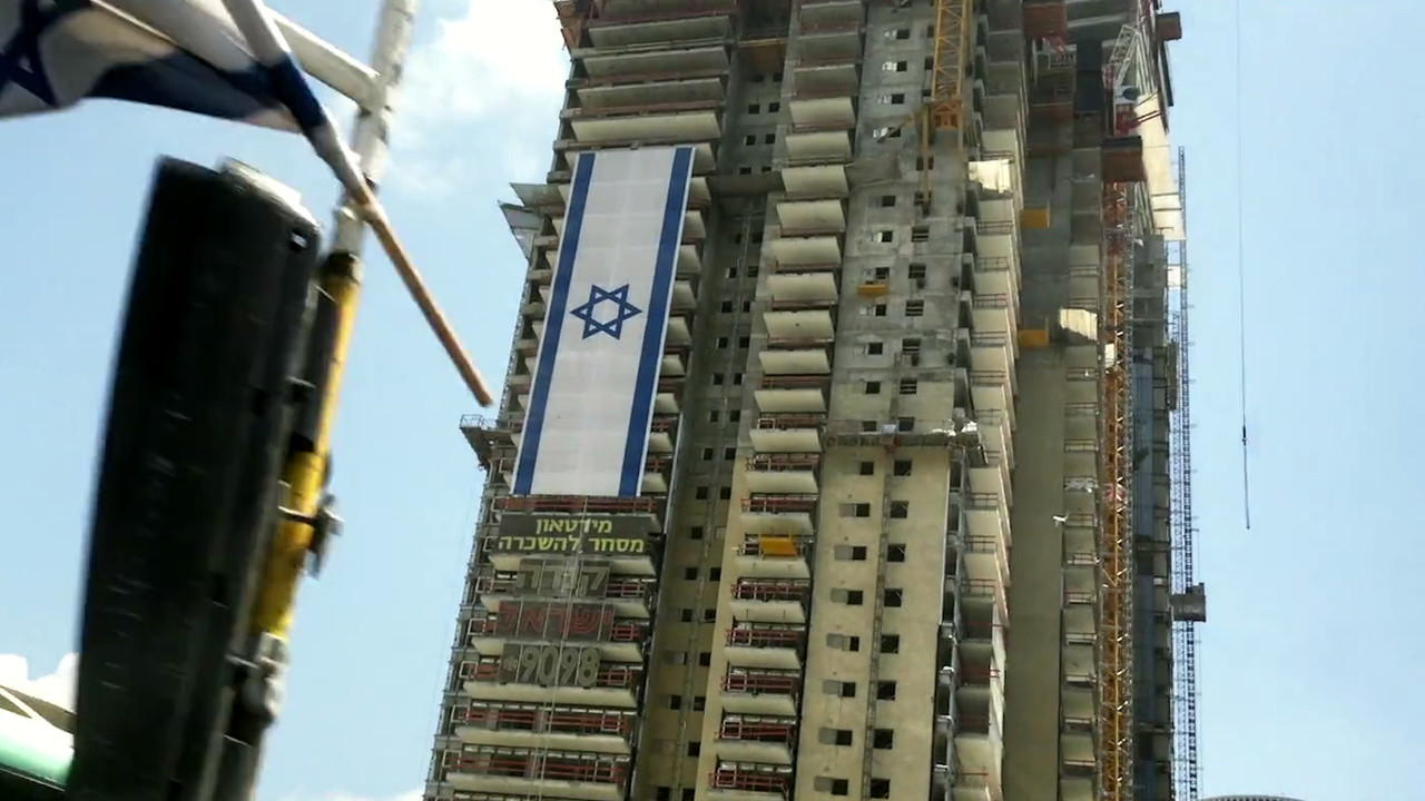 A Manifesto for the Un-communal backdrop