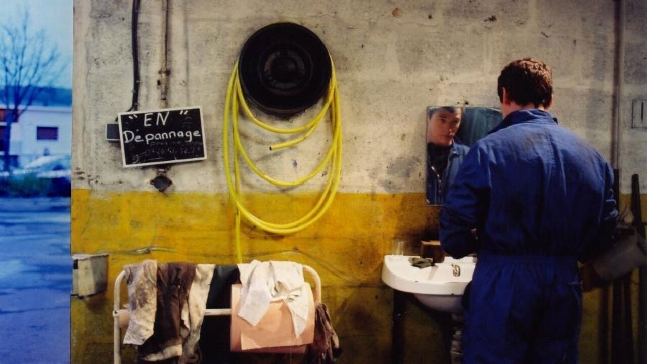 Sous le bleu backdrop