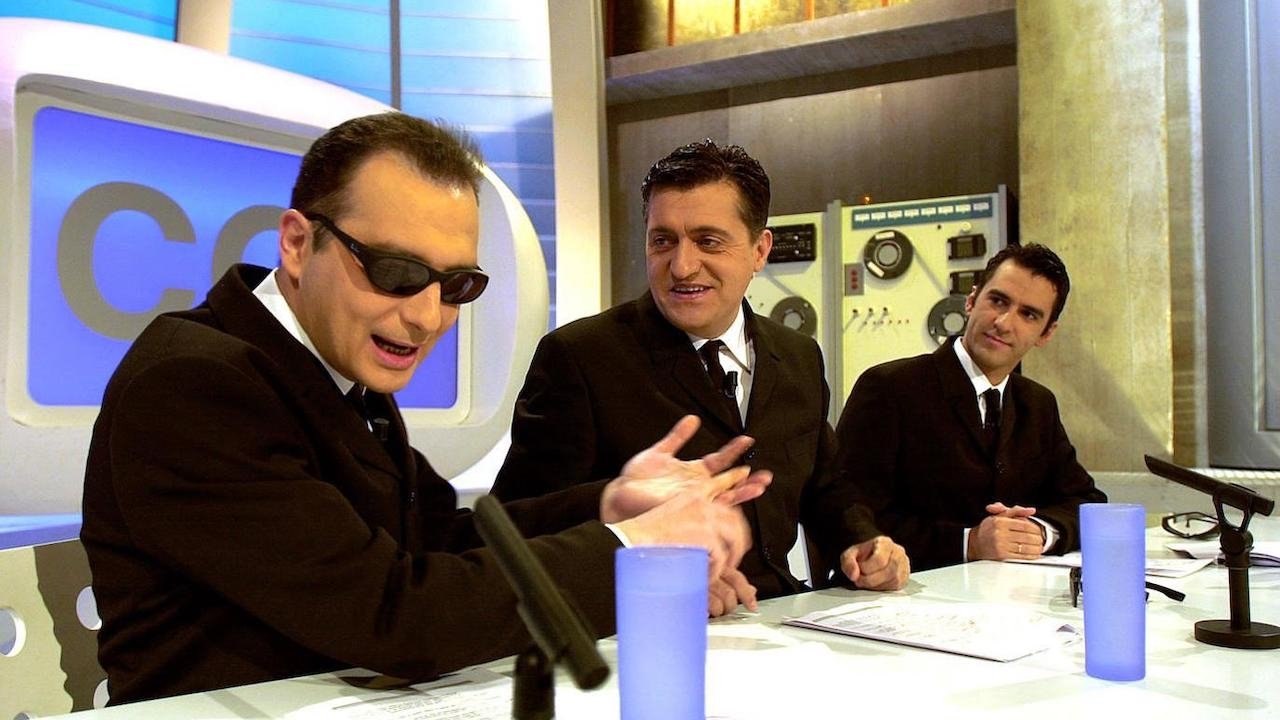 Caiga quien caiga backdrop