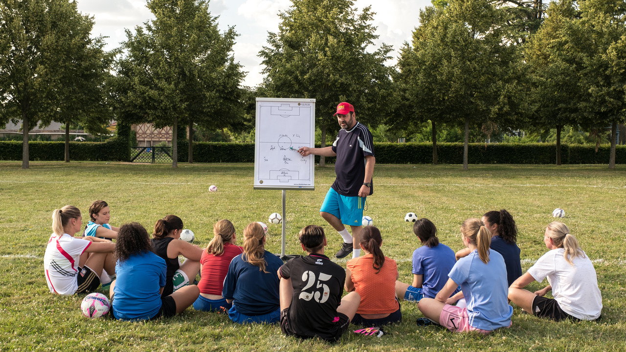 Queens of The Field backdrop