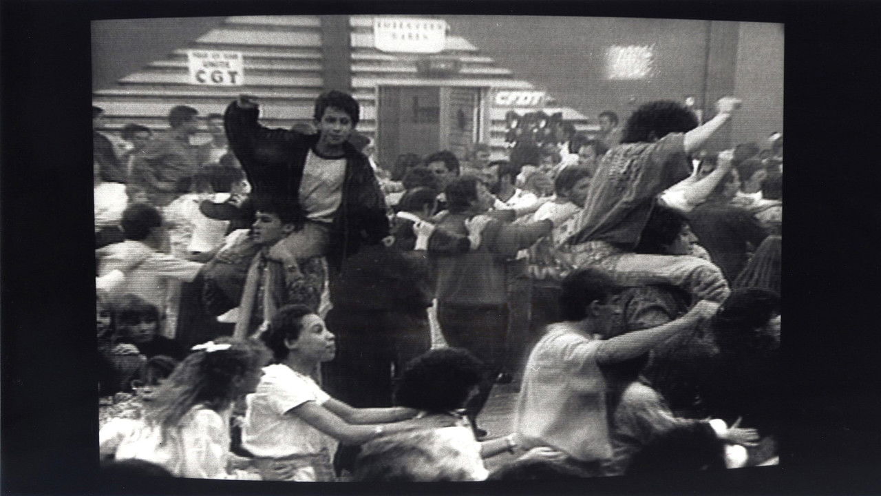 PEUGEOT - IMMIGRÉS DANS UNE GRÈVE POPULAIRE backdrop