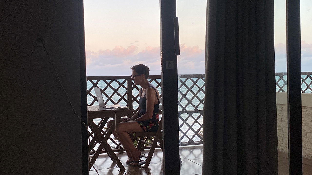 Mulher na Varanda backdrop