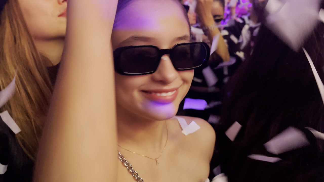 Rave por la noche, After por la mañana backdrop