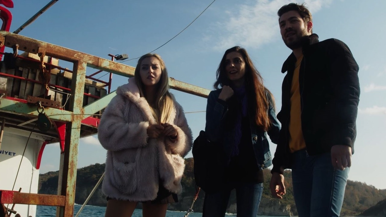 Semur 2: Cinlerin Büyüsü backdrop