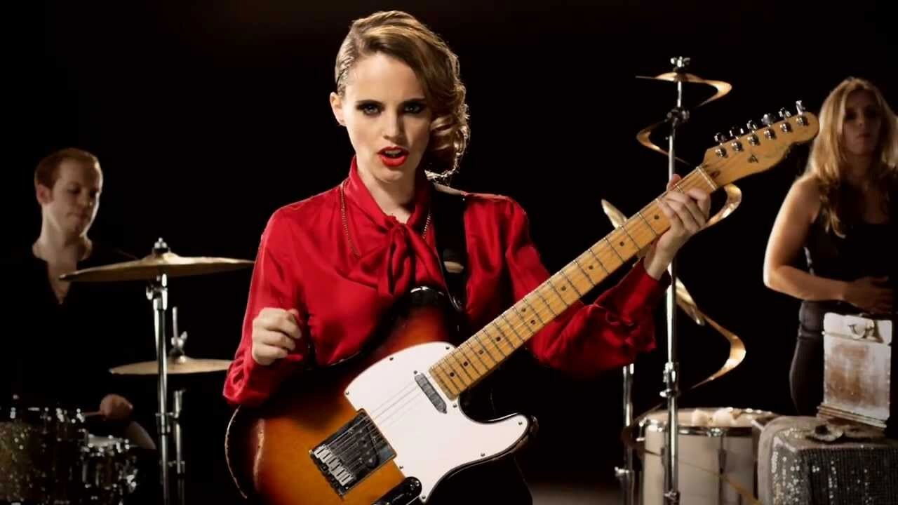 Anna Calvi  - Salle Pleyel - Paris backdrop