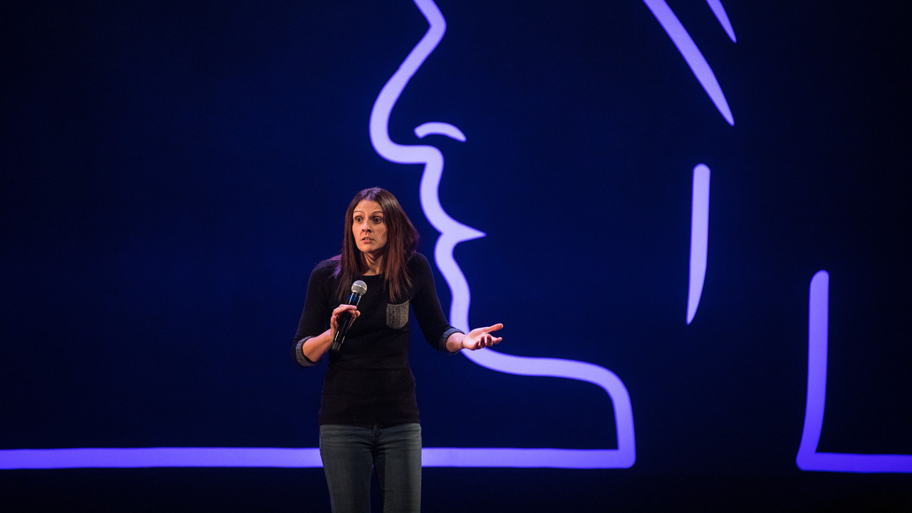 Korine Côté - Gros plan backdrop