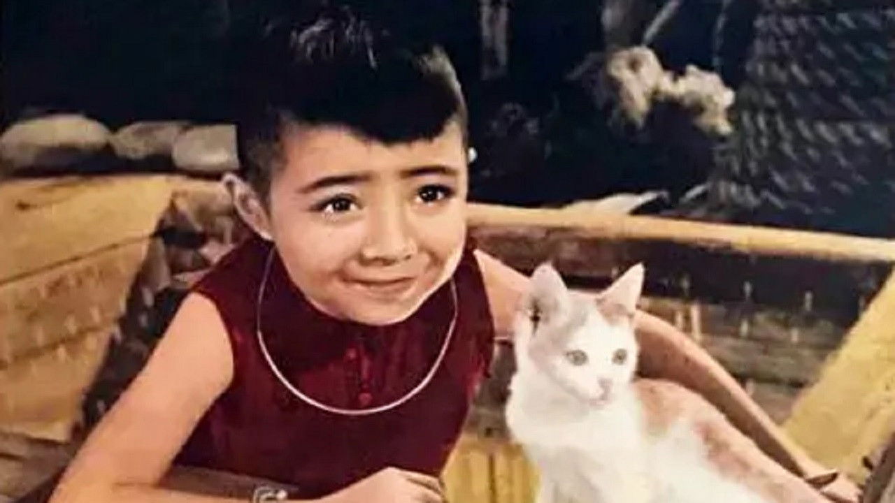 Waves on the South-China Sea backdrop