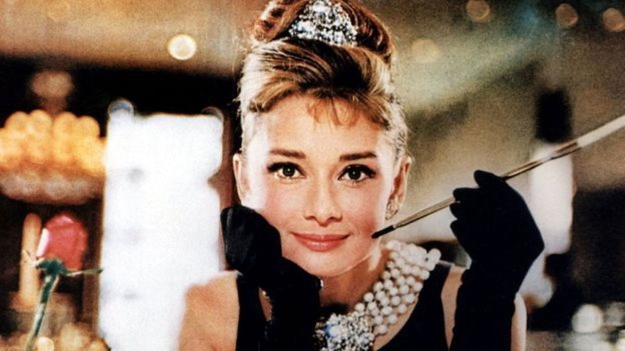 Audrey Hepburn, the choice of elegance backdrop