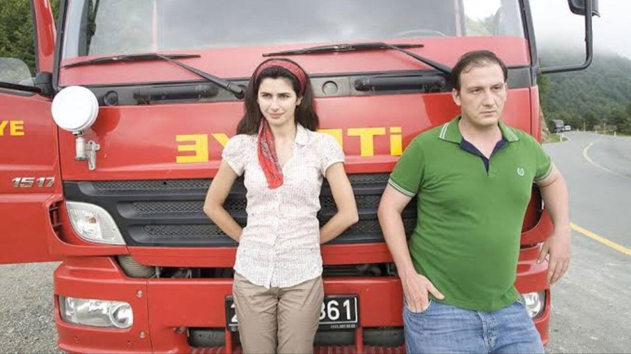 Yangın Var backdrop