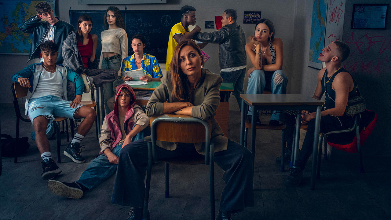 Domani interrogo backdrop