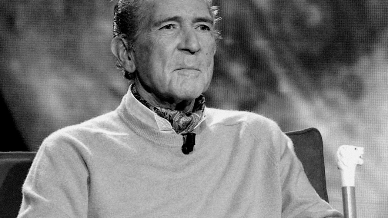 Antonio Gala: figura con paisajes backdrop