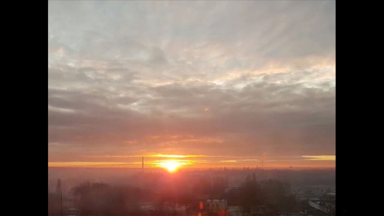 Între Minciună și Adevăr backdrop