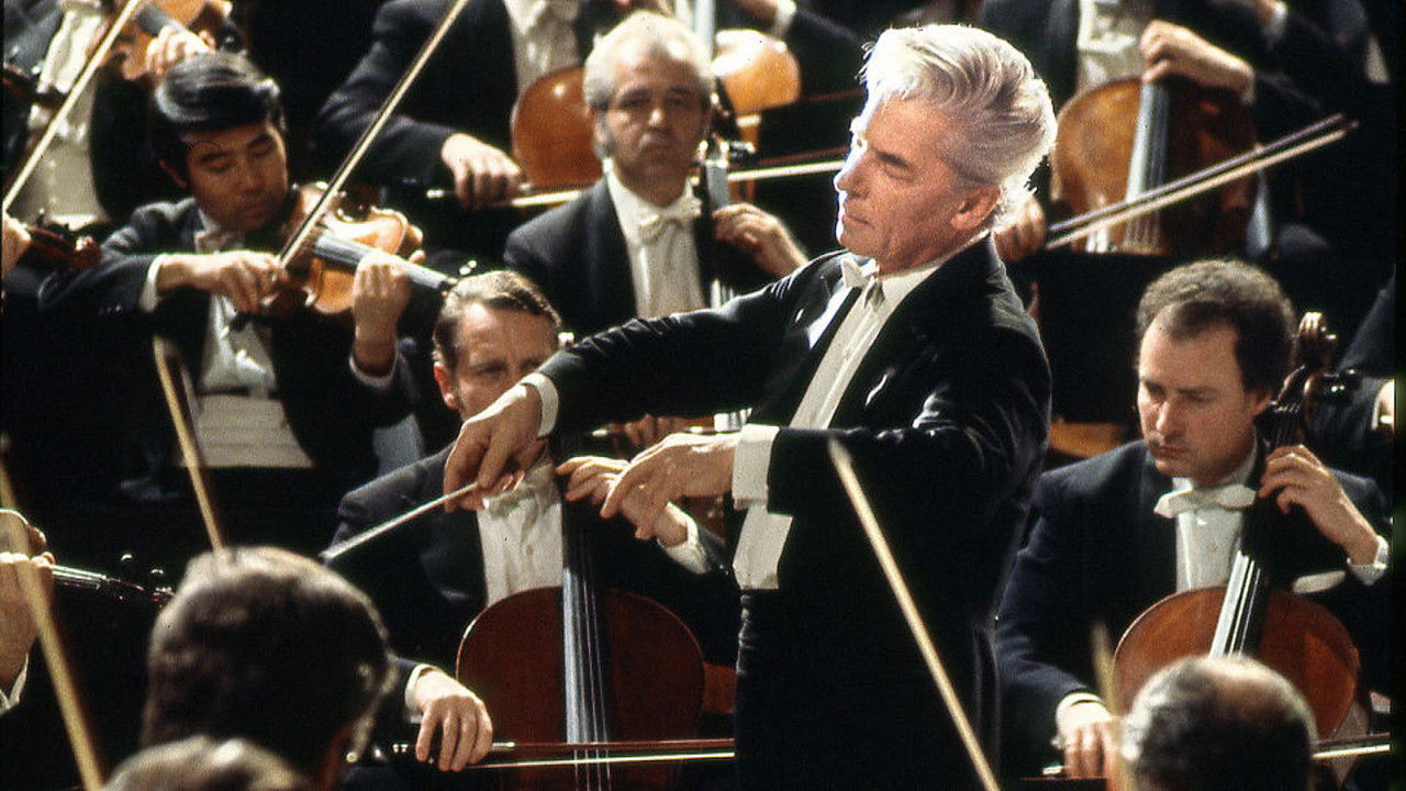 Karajan dirigiert Beethovens fünfte Symphonie backdrop