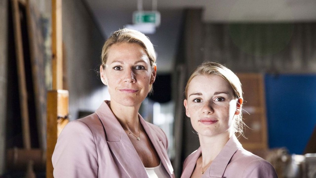 16 Overnight! backdrop