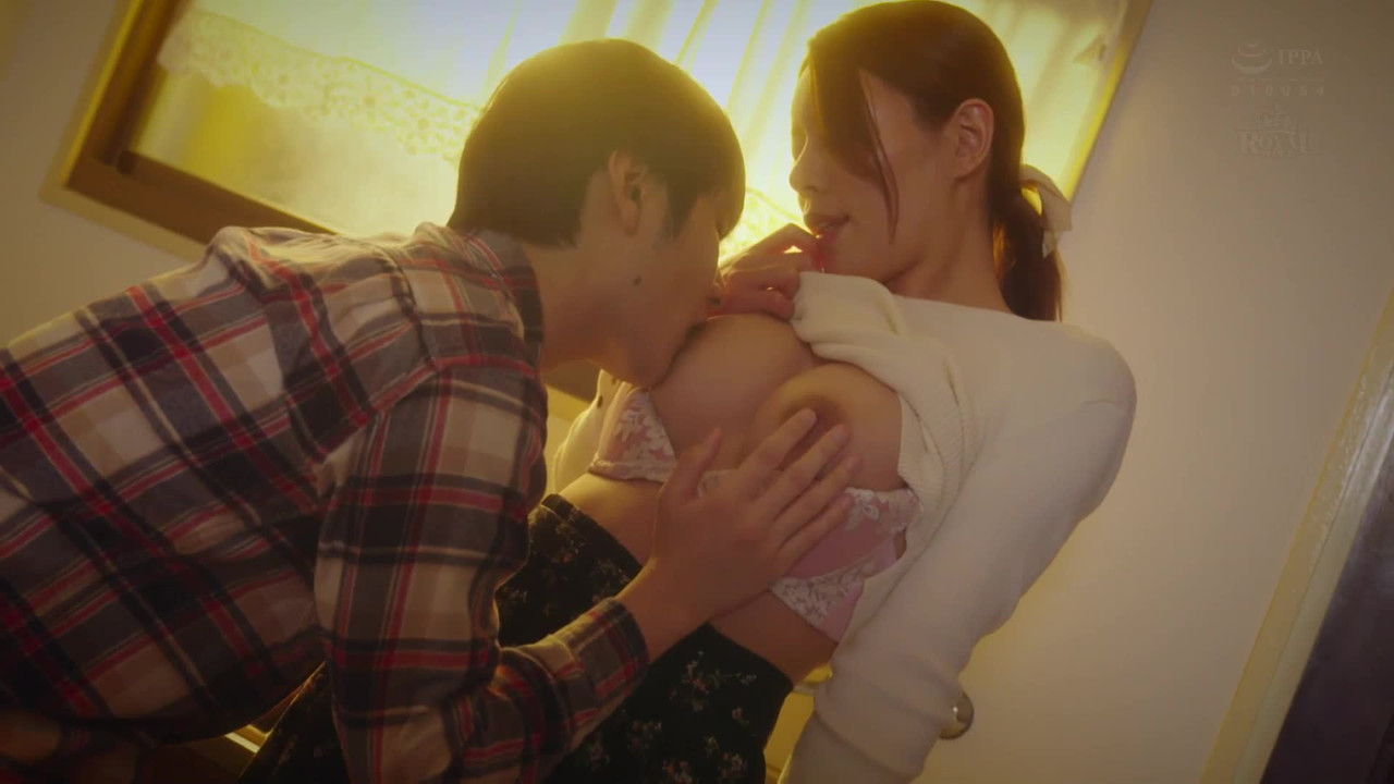 隣に住む細身巨乳なシングルマザーは、いつも明るく振る舞っているが、どこか寂しげで――。 backdrop