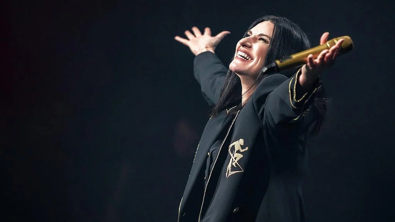 Laura Pausini - Laura 30 backdrop