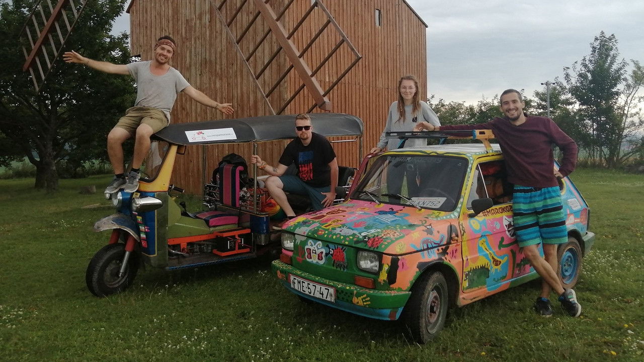 Z Hranic okolo hranic backdrop