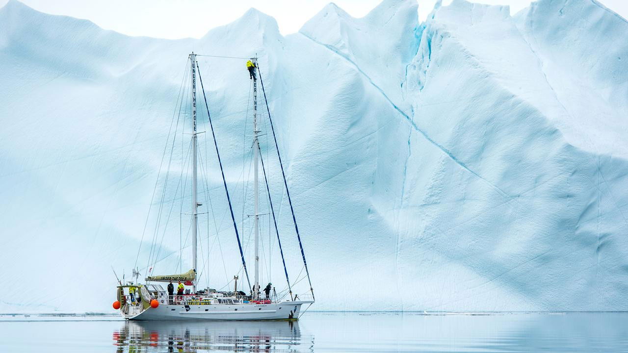 Under The Pole : Lumière Sous l'Arctique backdrop