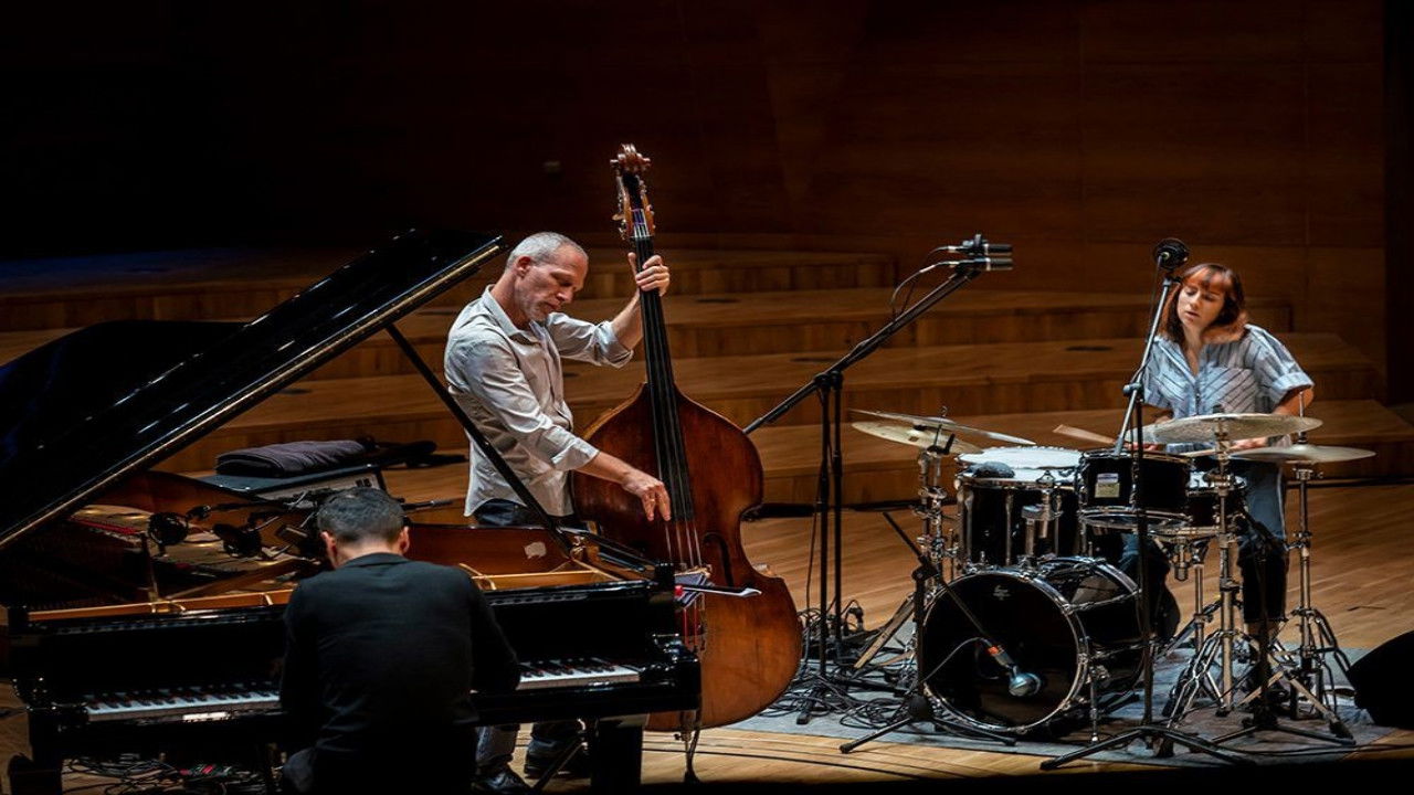 Avishai Cohen Trio Leverkusener Jazztage 2024 backdrop