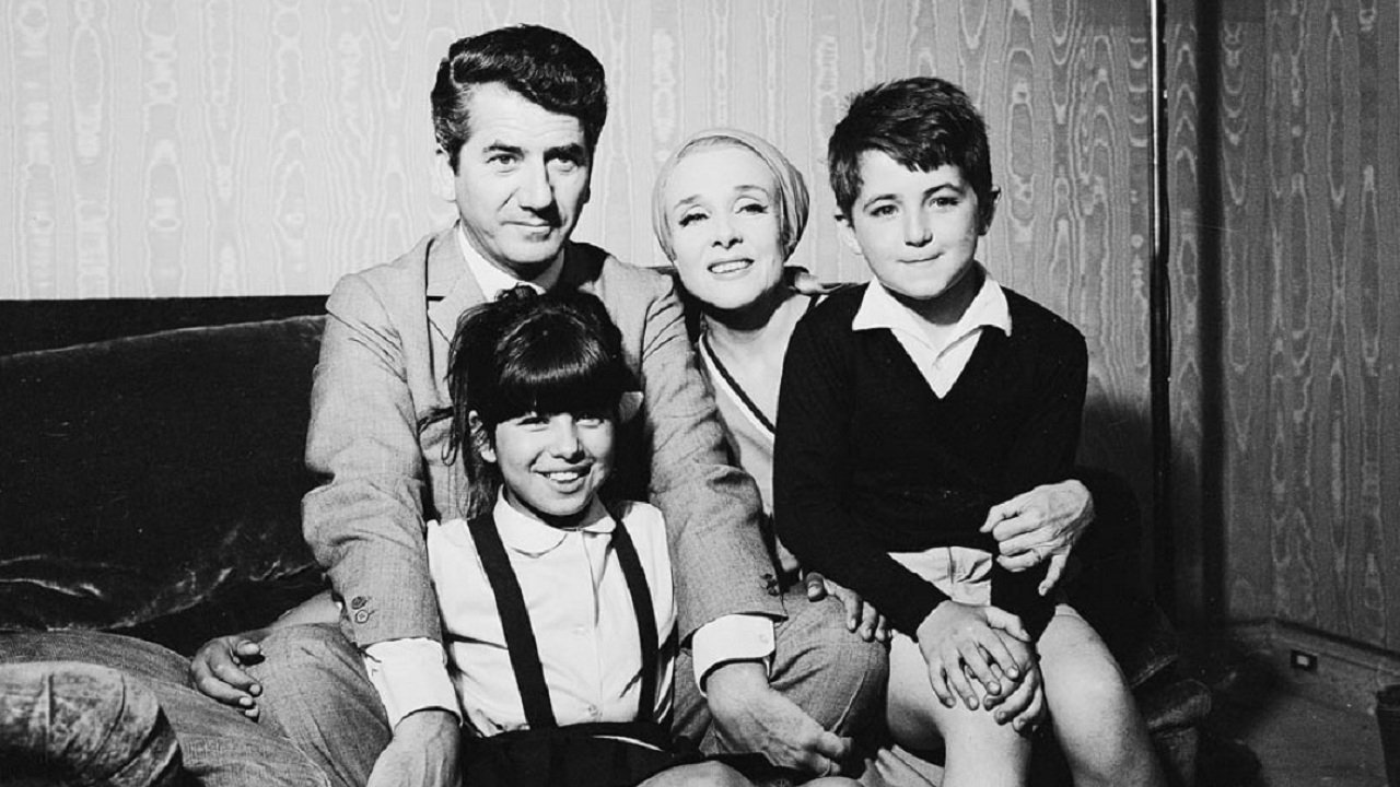 Les Saintes Chéries backdrop