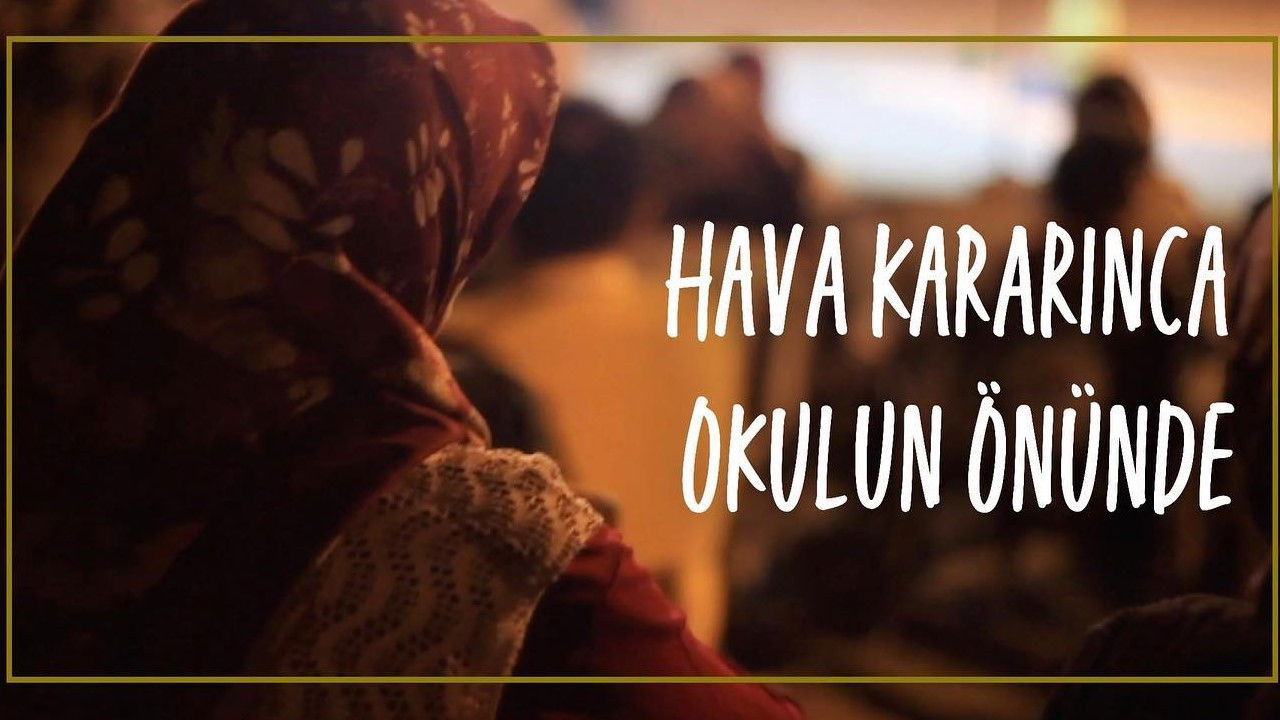 Hava Kararınca Okulun Önünde backdrop