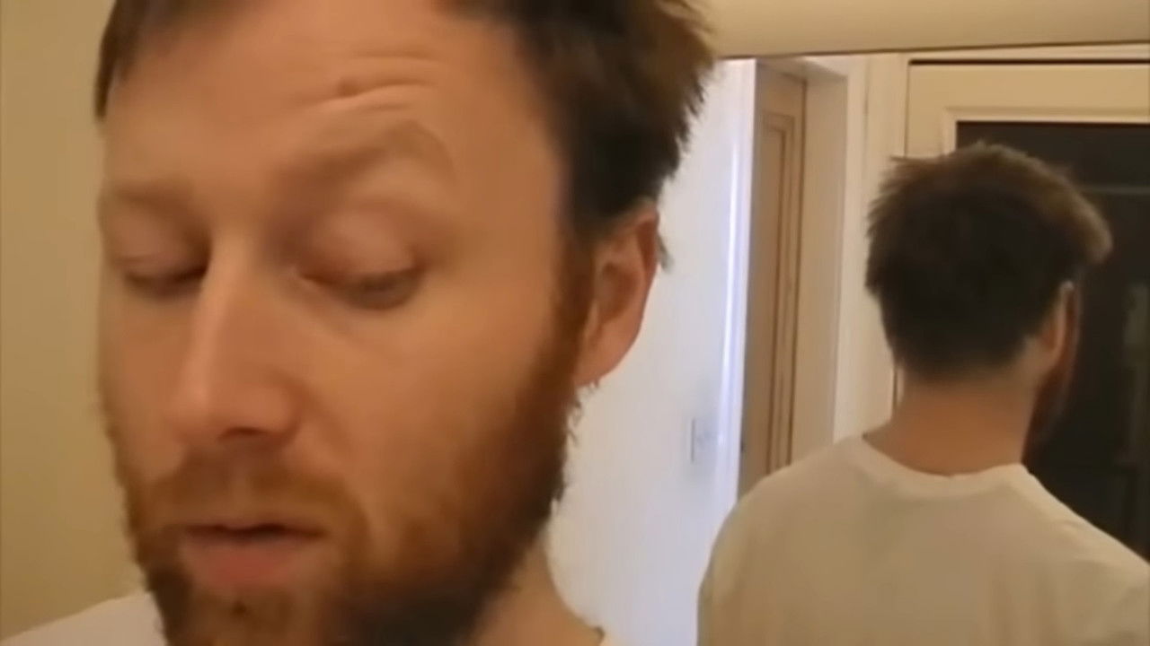 Dee Dee: Mirror backdrop