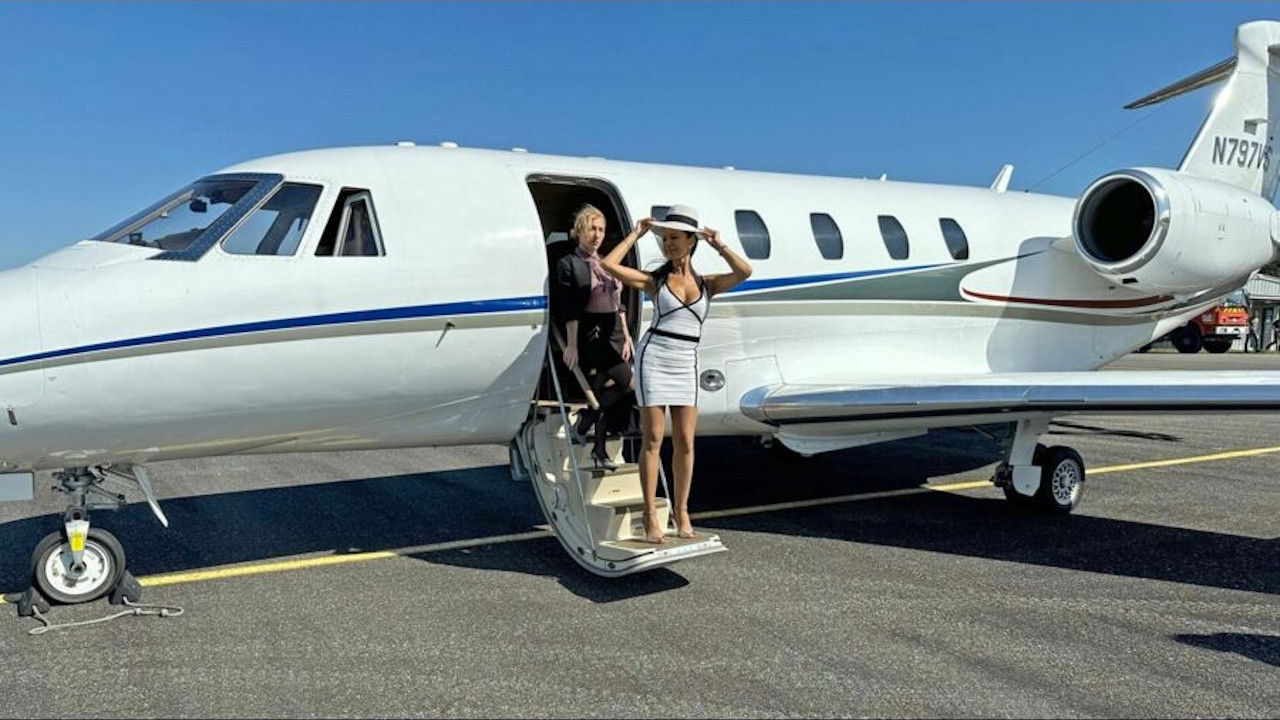 Voluptés en Jet Privé backdrop