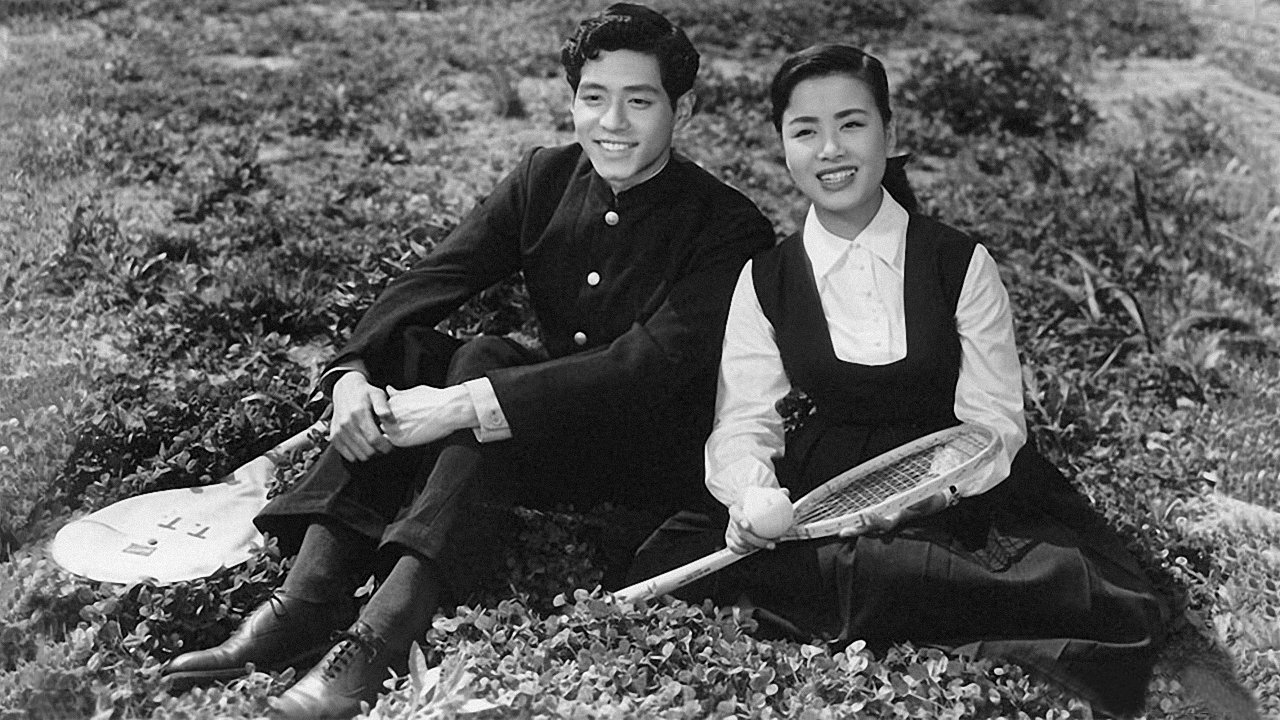 Youth’s Romance Seat: Sitting on the grass backdrop