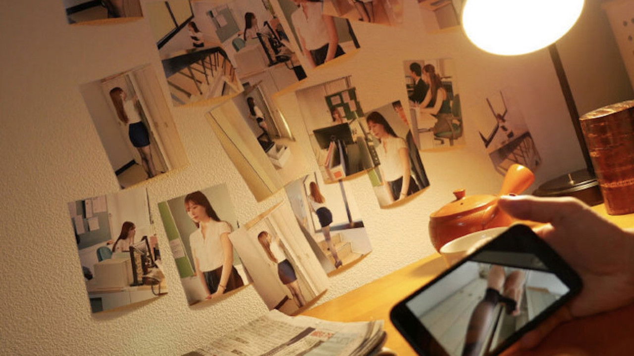 パンストマニアの標的になった美白美脚女教師 白肌の美脚ももと美尻！狂気的ストーカーの粘着孕ませ性交！！ 明里つむぎ 生写真3枚付き backdrop