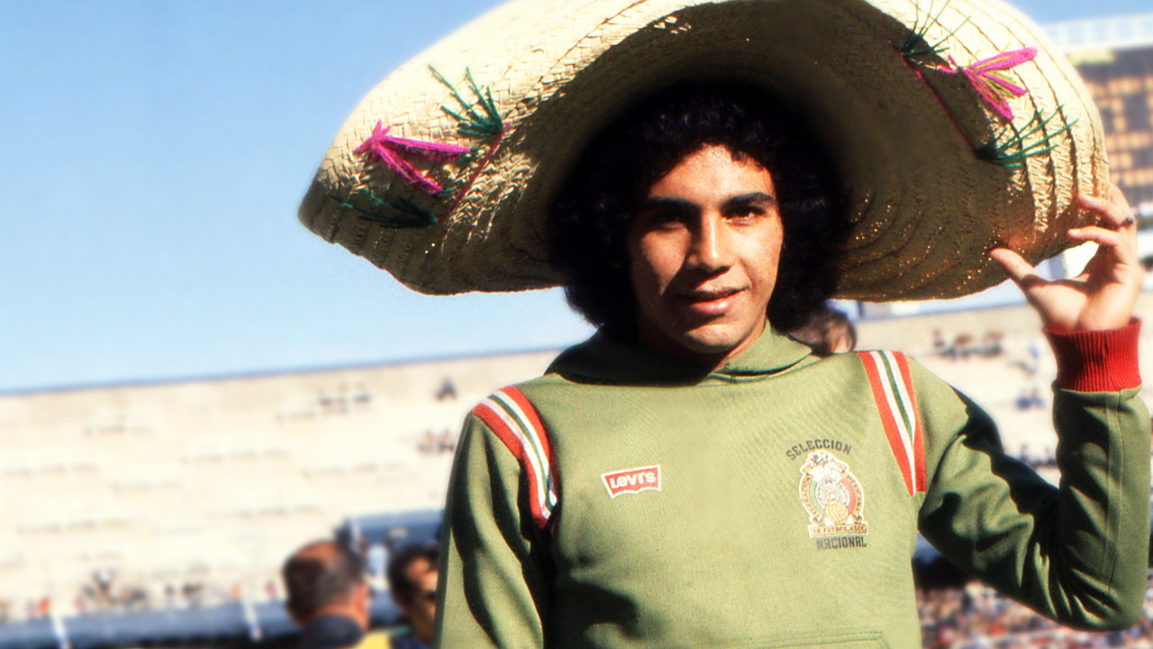 Bios: Hugo Sánchez backdrop