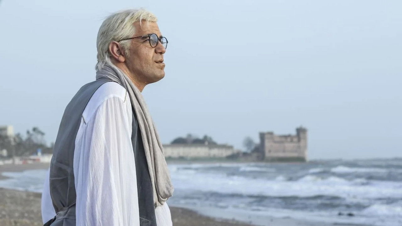 Non Escludo Il Ritorno backdrop