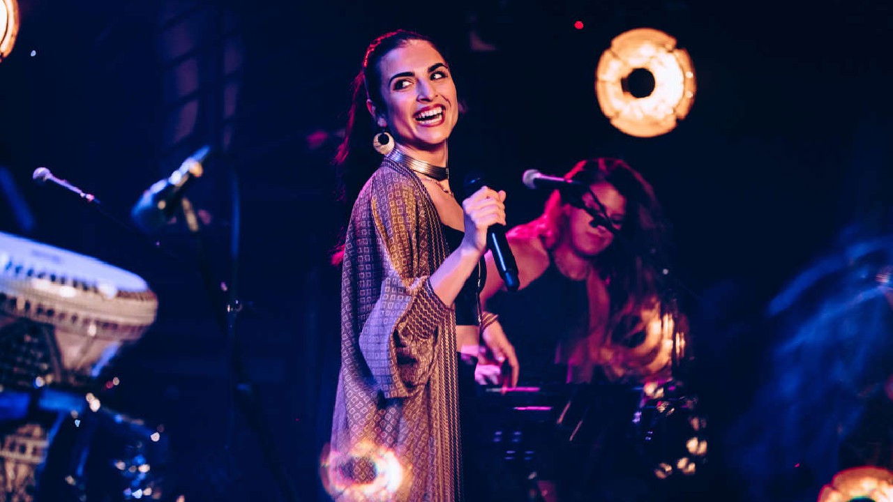 Ladaniva : Carte blanche backdrop