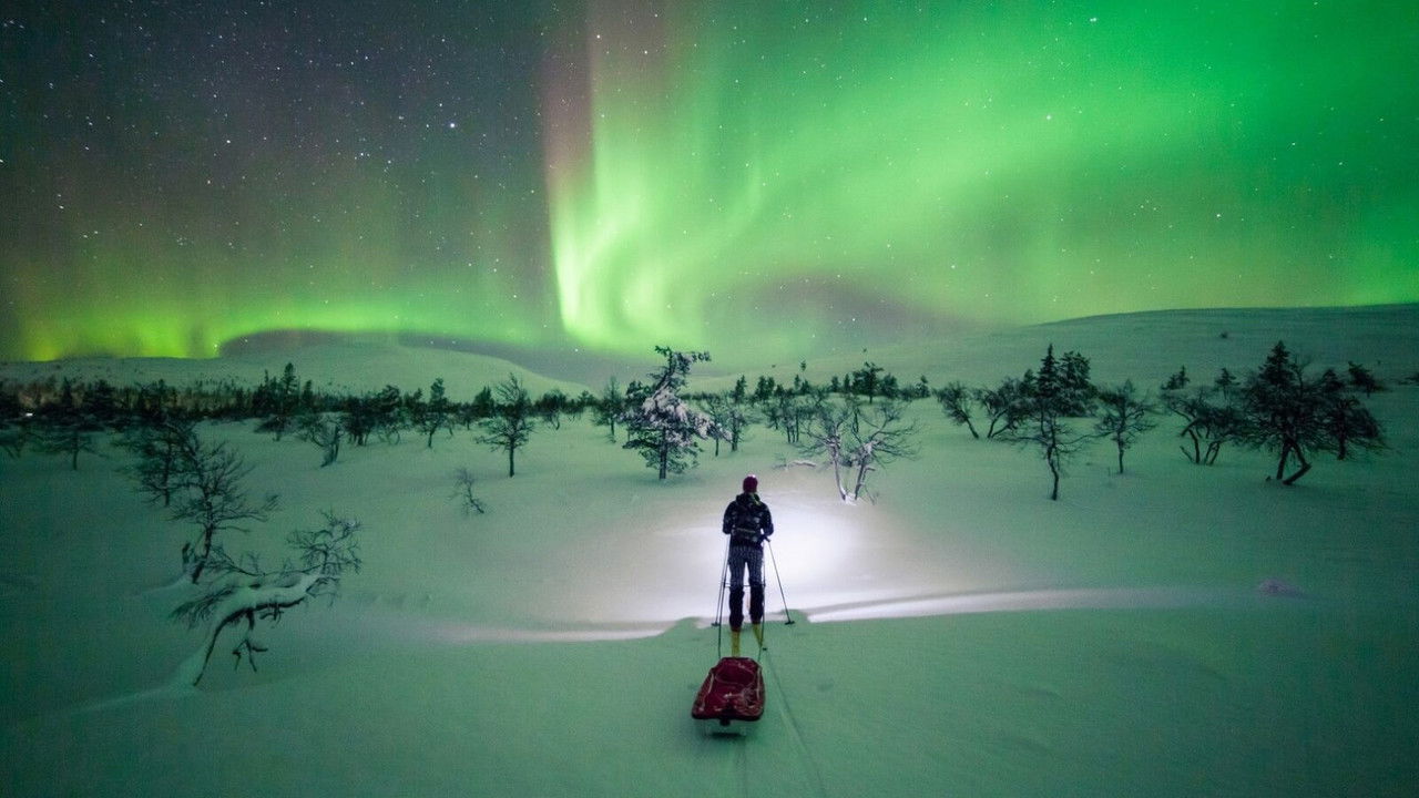 Revontulien armoilla backdrop