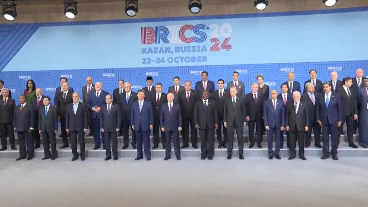 Les Empires contre-attaquent backdrop