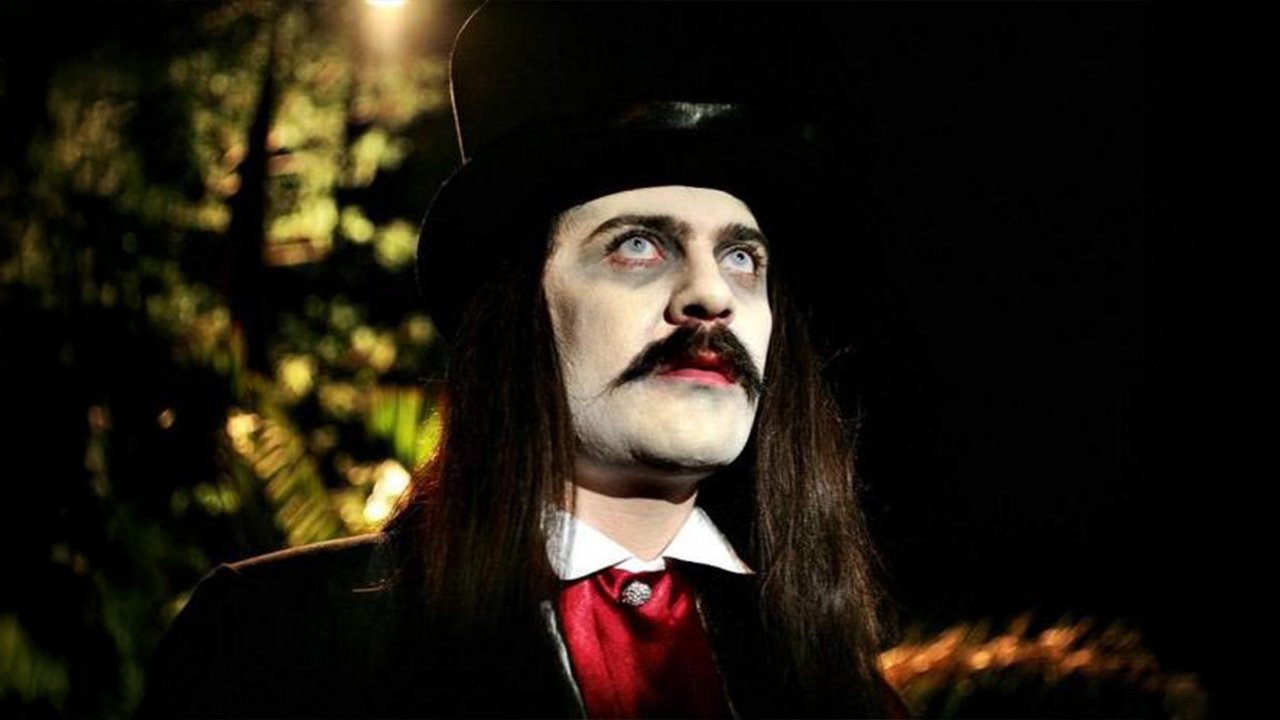 Kutsal Damacana: Dracoola backdrop