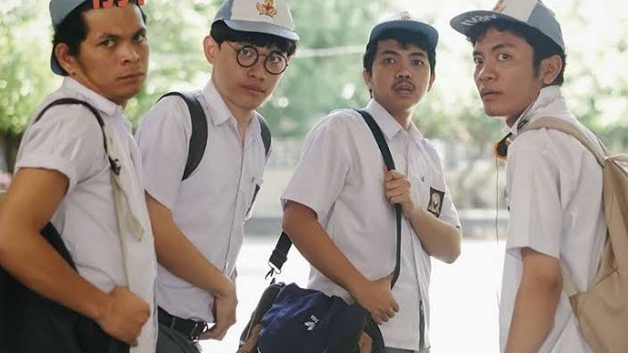 Keluar Main 1994 backdrop