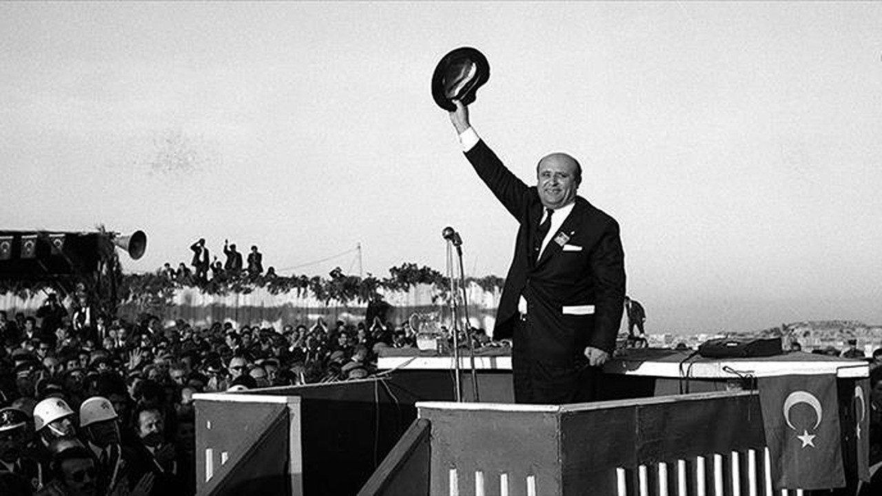 12 Mart: "Sağ-Sol" backdrop