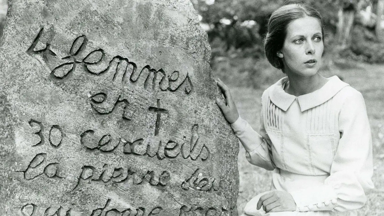 L'Île aux trente cercueils backdrop